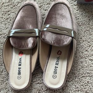 Velvet flat shoes